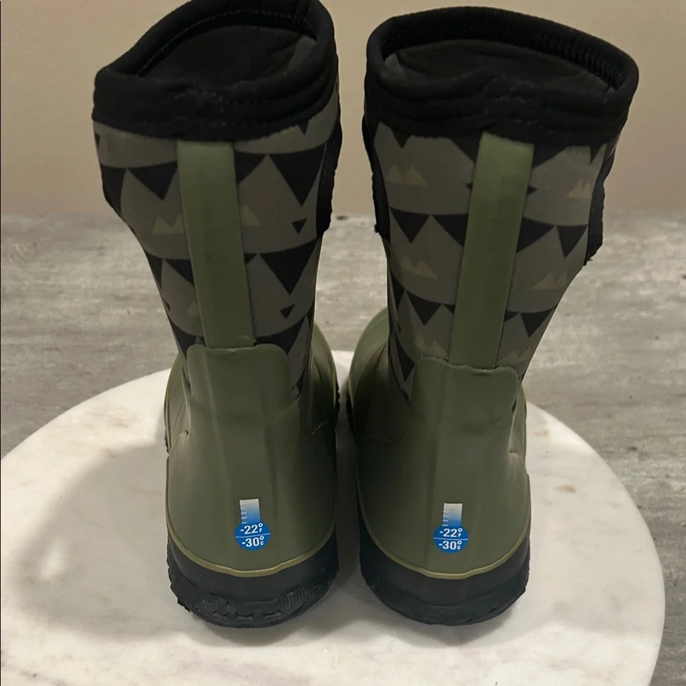Green and Black Patterned Rain Boots size Y3